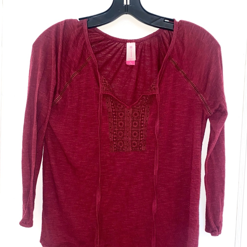 Maroon / dark red top